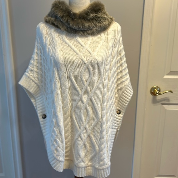 Talbots pull on Poncho with faux Collar. - Picture 1 of 6